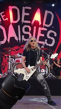 1-4-TheDeadDaisies6.jpg