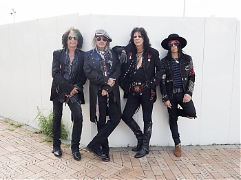 Hollywood_Vampires_Rise_press_pictures_copyright_earMUSIC_credit_Ross_Halfin_colour_032.jpg