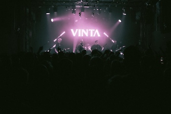 01_-_VINTA_live_-_Foto_by_Celine_de_Groot.jpg